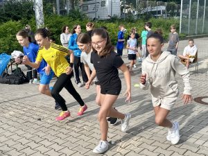 Mehr über den Artikel erfahren Sportabzeichentag am Helmholtz-Gymnasium – Bewegung, Musik und Teamgeist