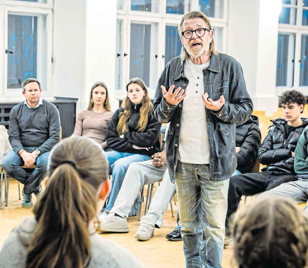 Sie betrachten gerade Jugendliche diskutieren über Krieg