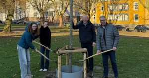 Mehr über den Artikel erfahren Nachhaltigkeit sichtbar gemacht: Eine Linde für unsere Schule 🌳