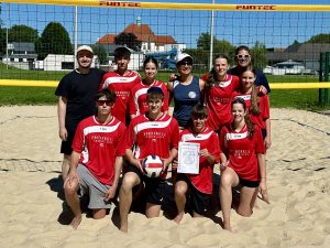Mehr über den Artikel erfahren Helmholtz-Gymnasium gewinnt die Bezirksmeisterschaften im Beachvolleyball 2026