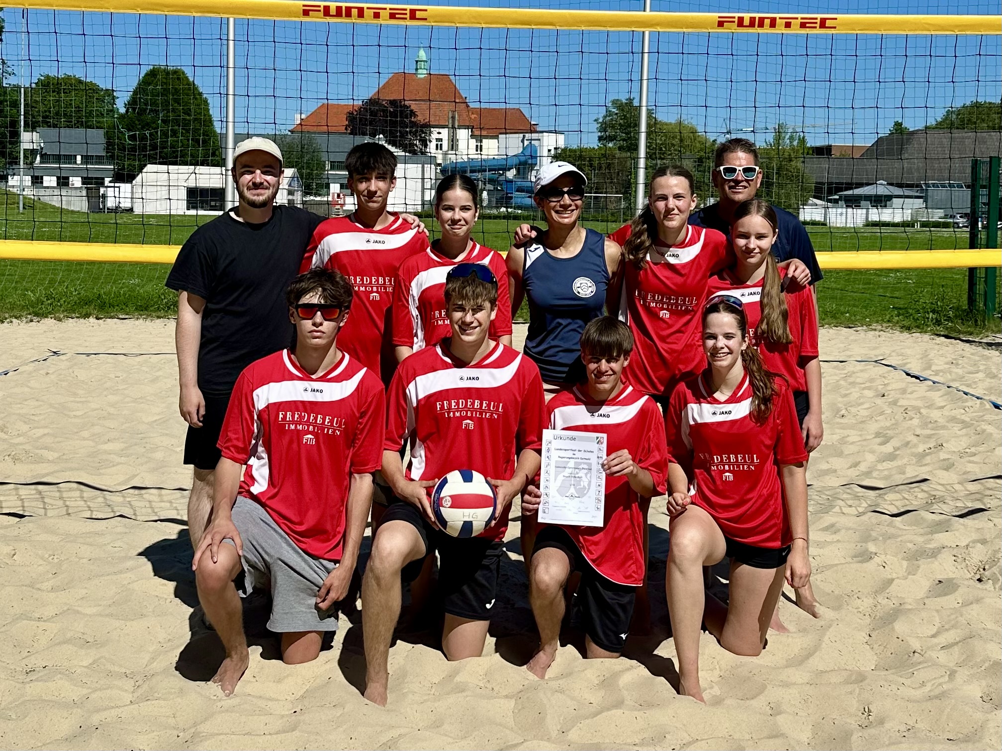 Sie betrachten gerade Helmholtz-Gymnasium gewinnt die Bezirksmeisterschaften im Beachvolleyball 2026