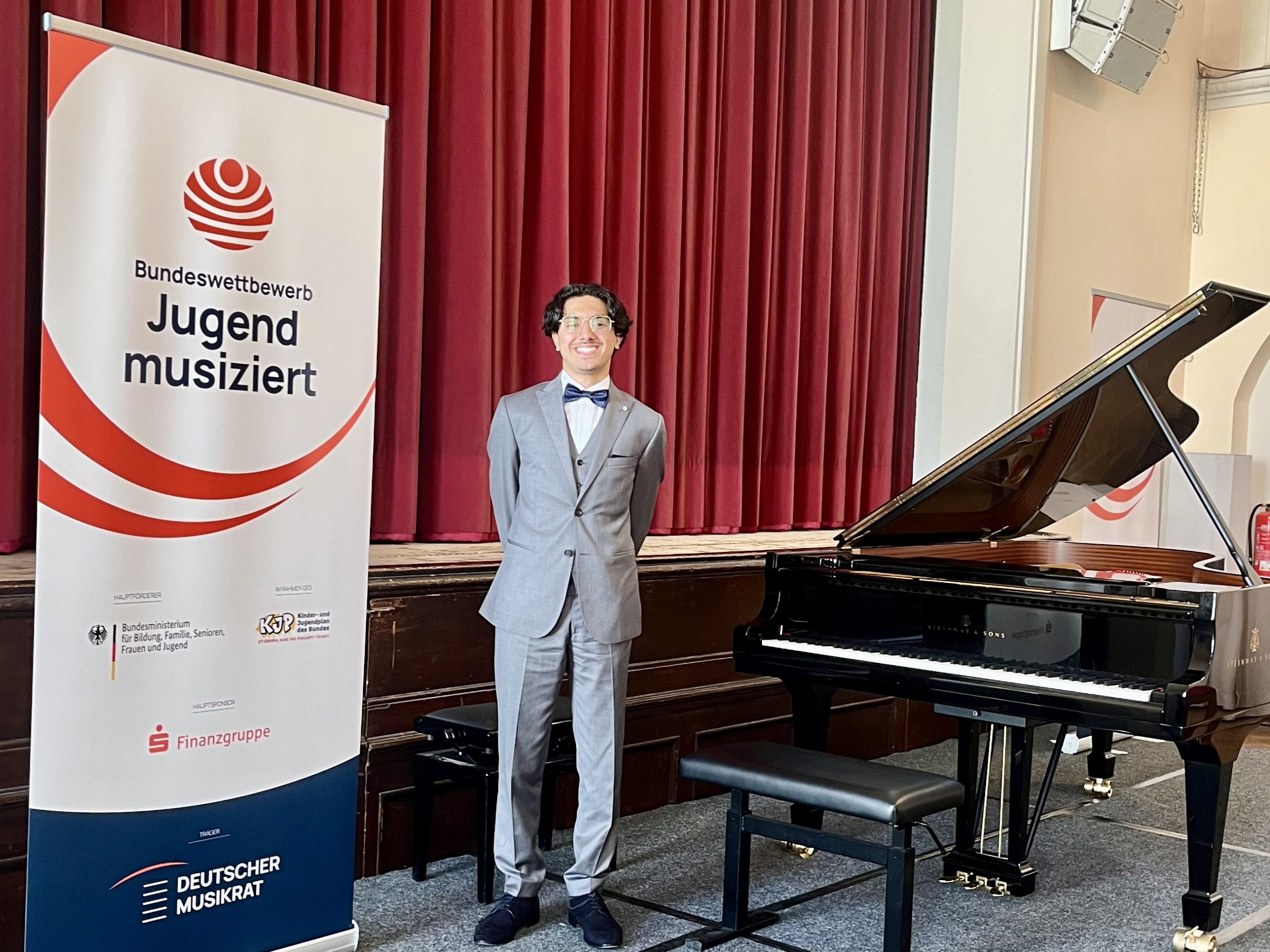 Sie betrachten gerade Vom Helmholtz-Gymnasium auf die Bundesbühne: Rayhan Butt gewinnt „Jugend musiziert“ mit voller Punktzahl